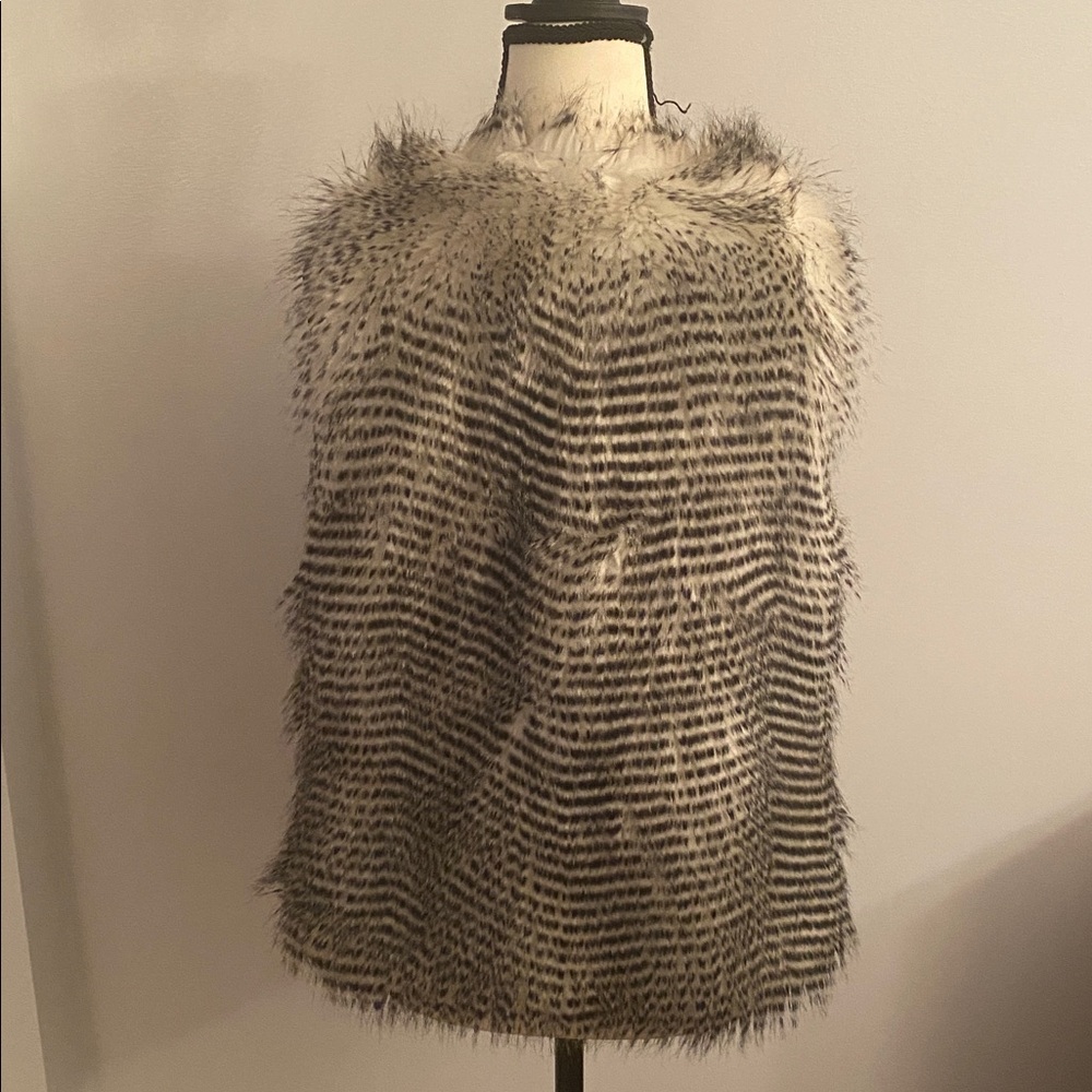 Joseph Ribkoff size 4 faux fur open vest - Picture 4 of 8